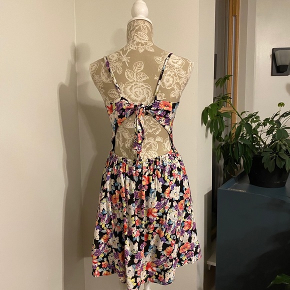 MINKPINK Black Lollie Floral Tie Back V-neck Mini - Picture 7 of 12